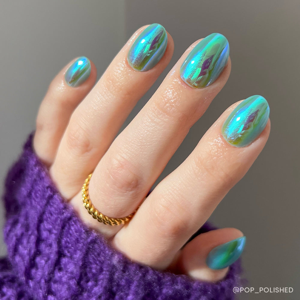Siren pearl-shift press-on nails - oval shape, front view