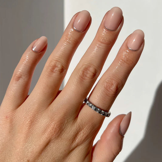 Silver Belle pearl-shift press-on nails - round shape, front view