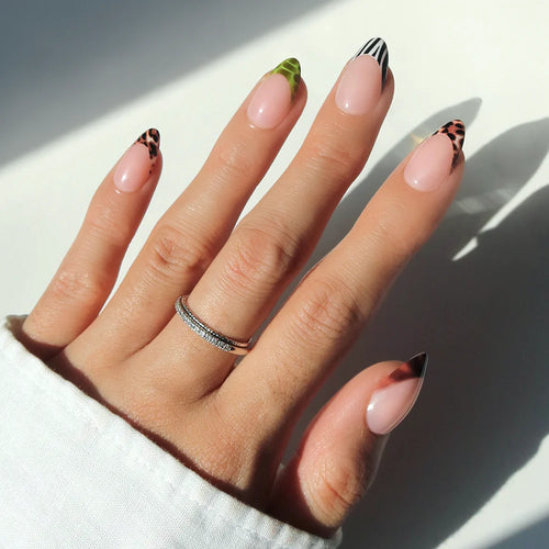 4 THE GLAMSQUAD french tip press-on nails - almond shape, front view