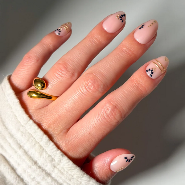 Myko Muse | Pearl-Shift Oval Press-Ons press-on nail set