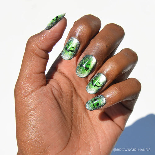 Peek-o’-Lantern cat-eye velvet press-on nails - round shape, front view