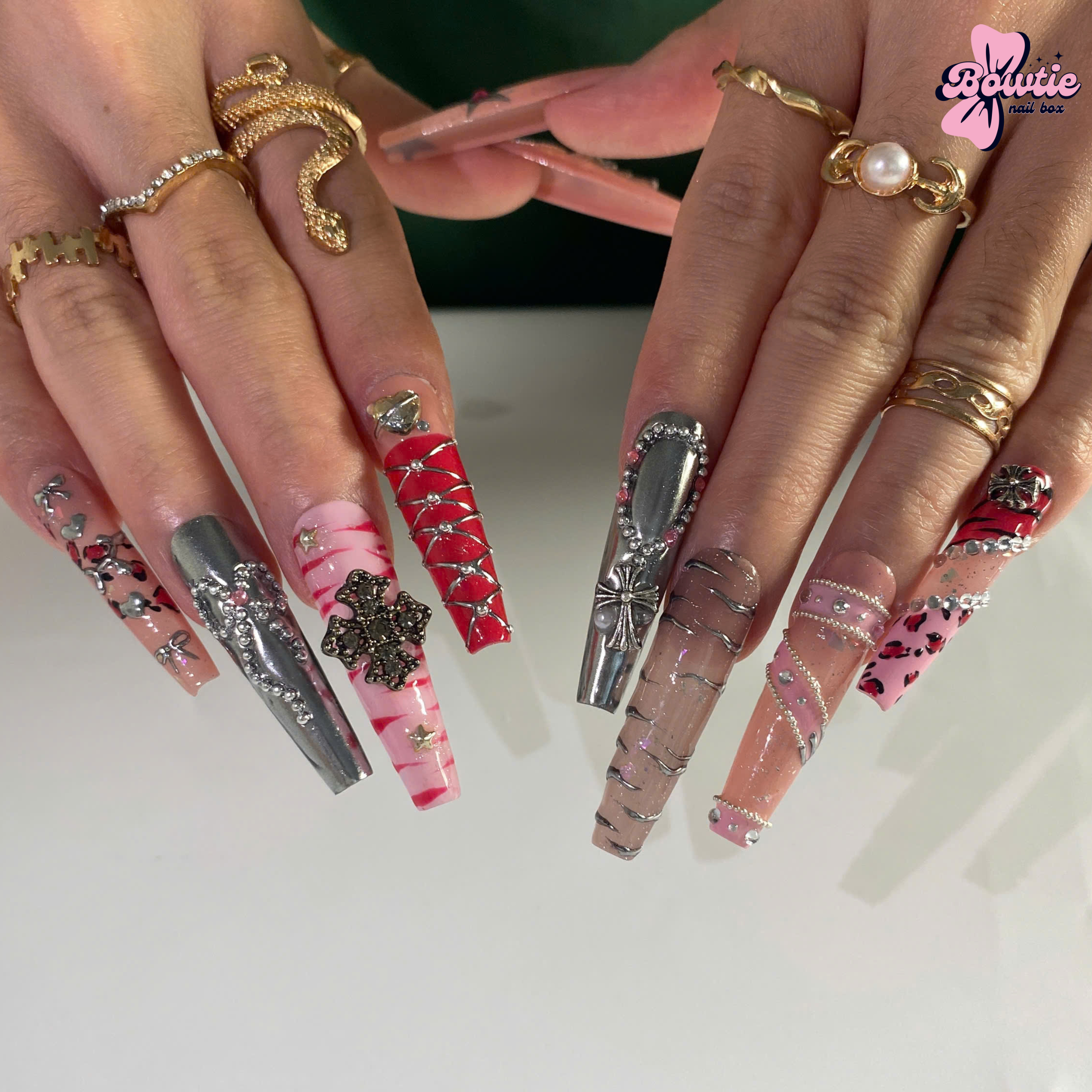 Y2K Gothic Pink Nails with Gold Star Charms – Celestial Baddie Vibes