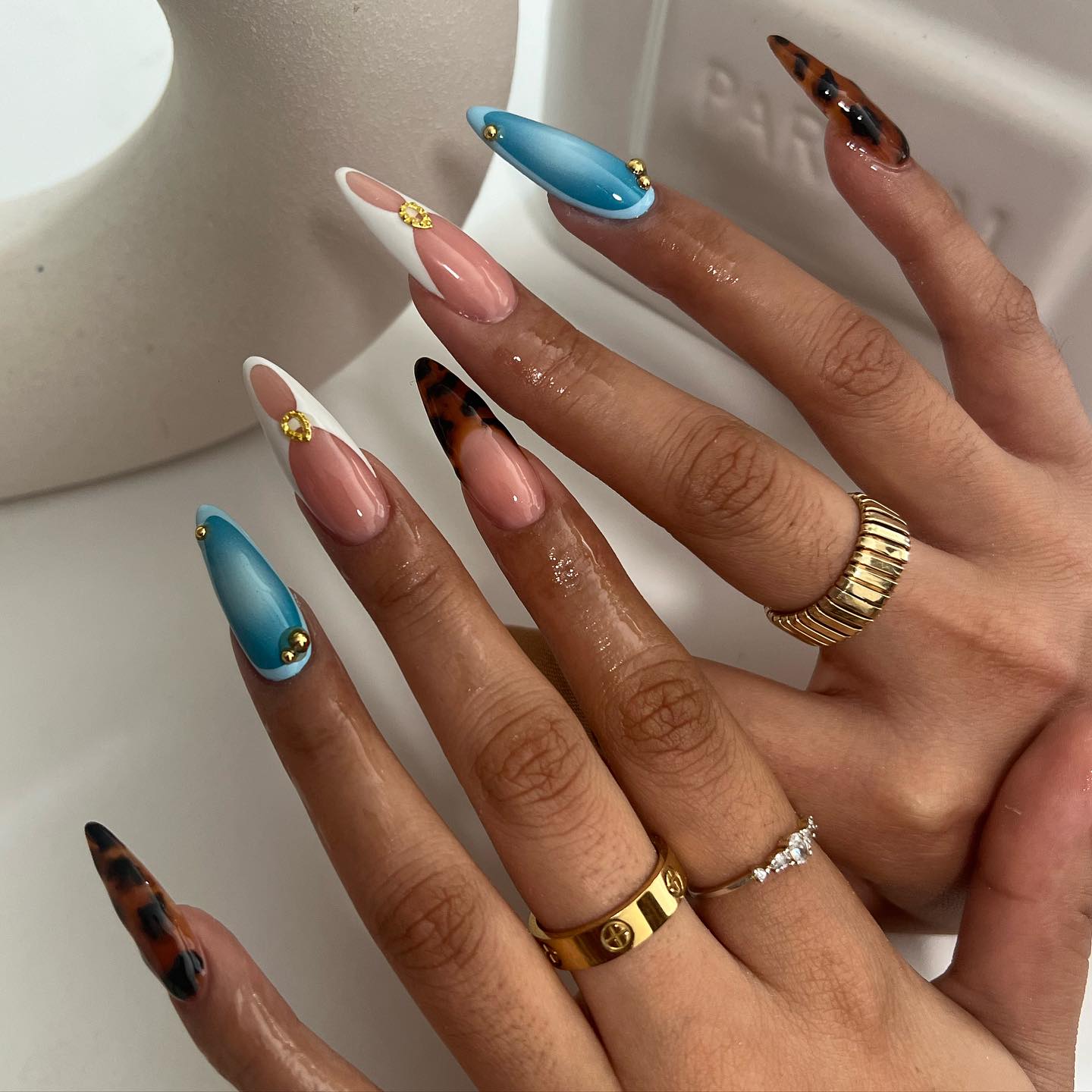 Seaside Glow Nails – Trendy Press-On with Glossy Coastal Color